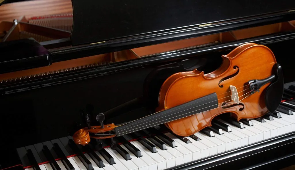 Онлайн уроки игры на музыкальных инструментах (2025) 1 onlajn-uroki-igry-na-muzykalnyh-instrumentah